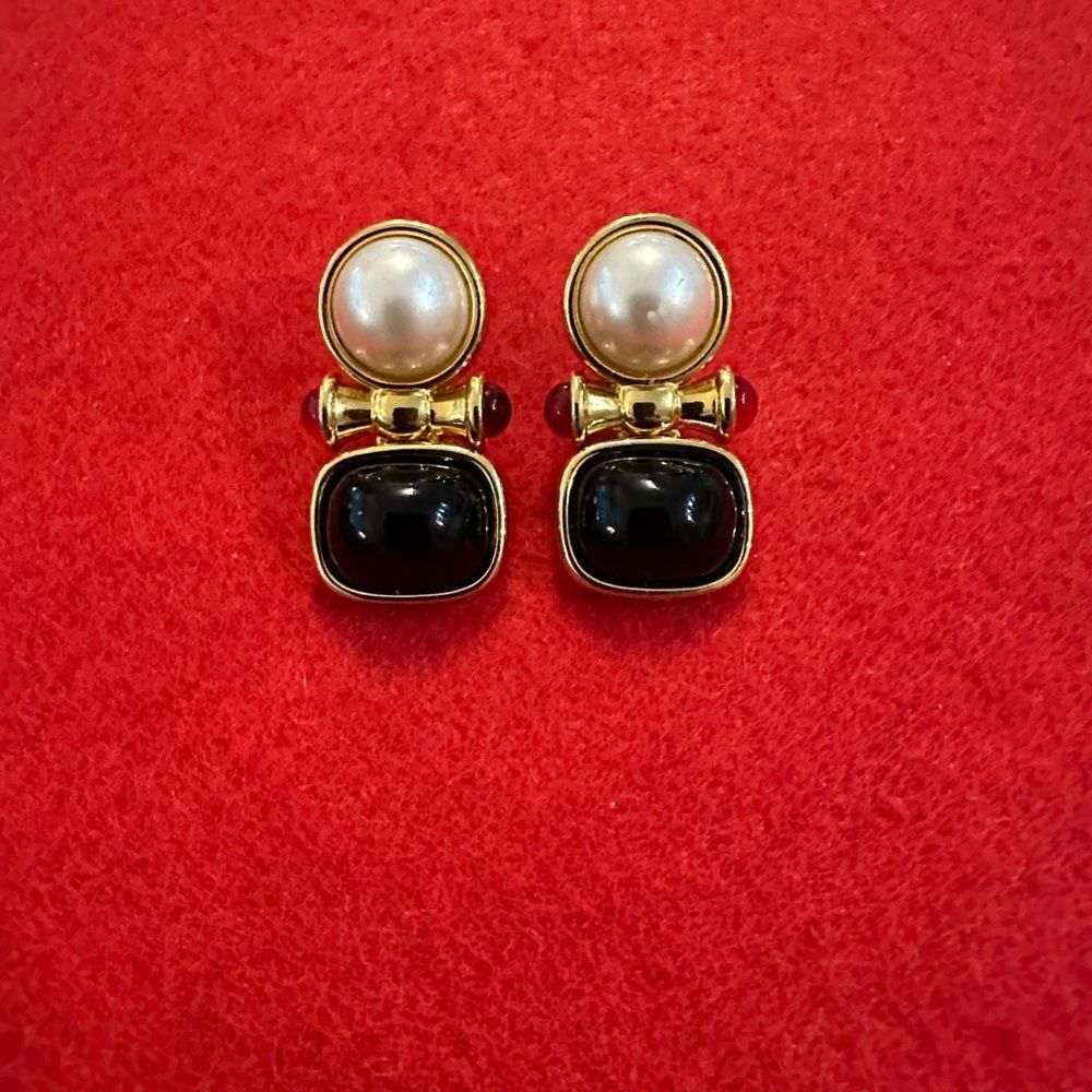 Joan Rivers Vintage Signed Elegant Gold w/ Faux Pearl and Onyx Clip Earrings - Picture 2 of 10